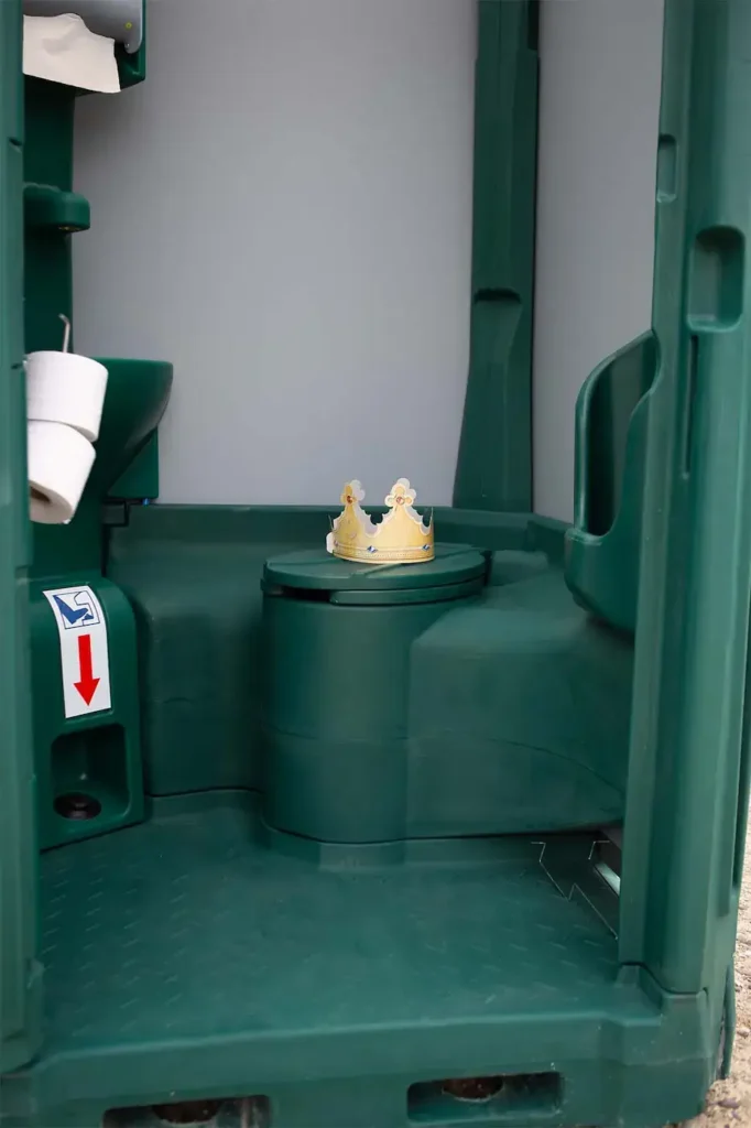 Krone auf mobiler Toilette