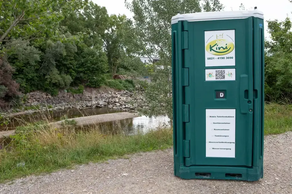 gruene-gartentoilette-in-natur