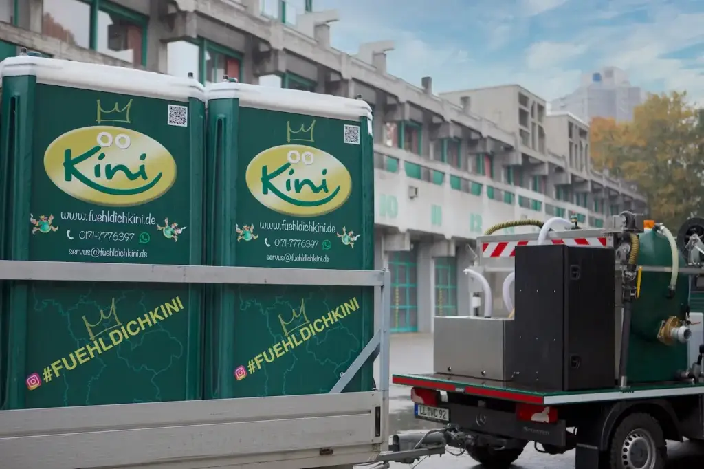 fuehldichkini-heisl-toiletten-auf-baustellen-transport-zu-baustelle