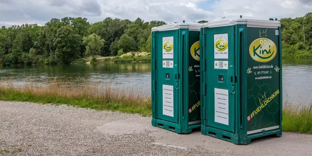 dixi-toiletten-stehen-in-natur-an-fluss