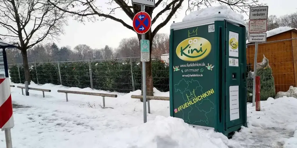 event-wc-im-schnee-auf-strasse