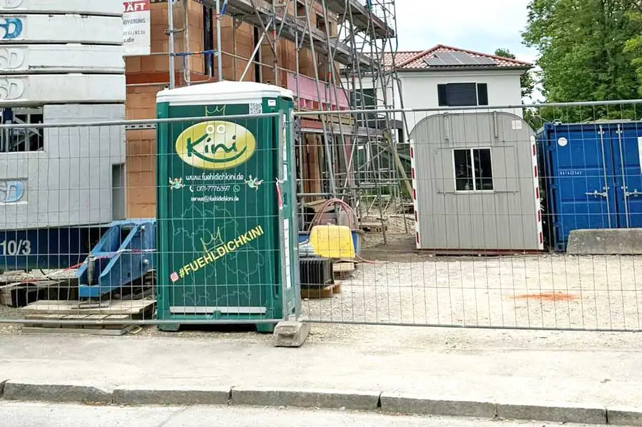 toilettenkabine-fuer-baustelle-fuehldichkini